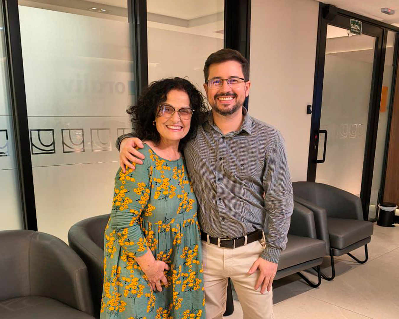Pacientes felizes com o Dr. Paulo Fernando após tratamento na Oraliv