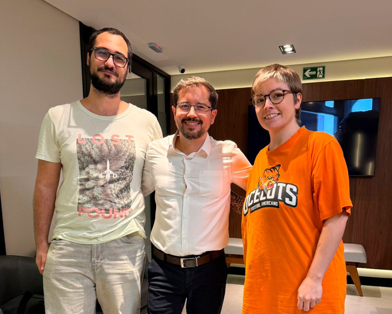 Paciente satisfeita ao lado do Dr. Paulo Fernando na Oraliv